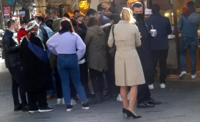 İstanbul İstiklal Caddesi'nde büfeler önünde yemek yeme yoğunluğu