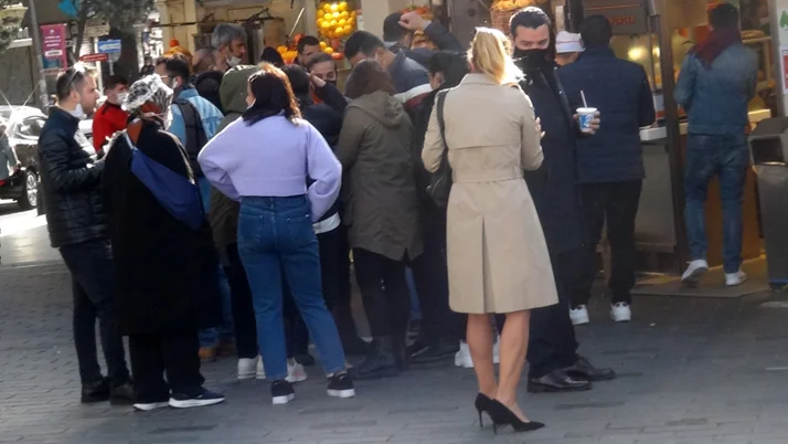 İstanbul İstiklal Caddesi’nde büfeler önünde yemek yeme yoğunluğu