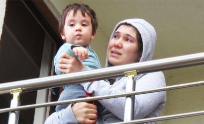 Ataşehir' de iki yaşındaki çocuk annesini balkona kilitledi