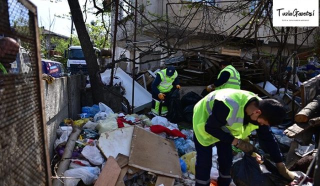 Tuzla’da bir vatandaş topladığı 16 ton çöpü evinin bahçesinde biriktirdi