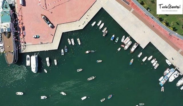 Tuzla Sahili’nde deniz eski rengine kavuştu
