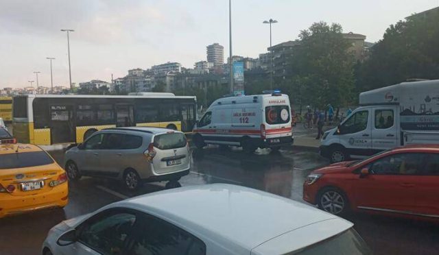 Kartal'da Kaza Trafiği Kilitledi